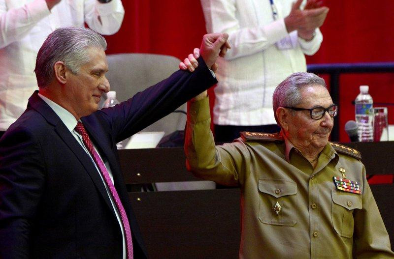 Ông Raul Castro chúc mừng ông Miguel Diaz-Canel sau khi được bầu làm Bí thư Thứ nhất Đảng Cộng sản Cuba ngày 19/4. Ảnh: AP Ông Raul Castro chúc mừng ông Miguel Diaz-Canel sau khi được bầu làm Bí thư Thứ nhất Đảng Cộng sản Cuba ngày 19/4. Ảnh: AP