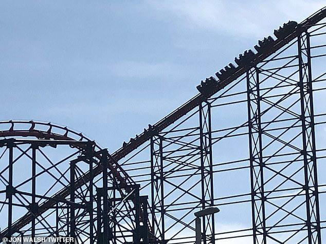 Các du khách phải tự leo bộ xuống dưới.