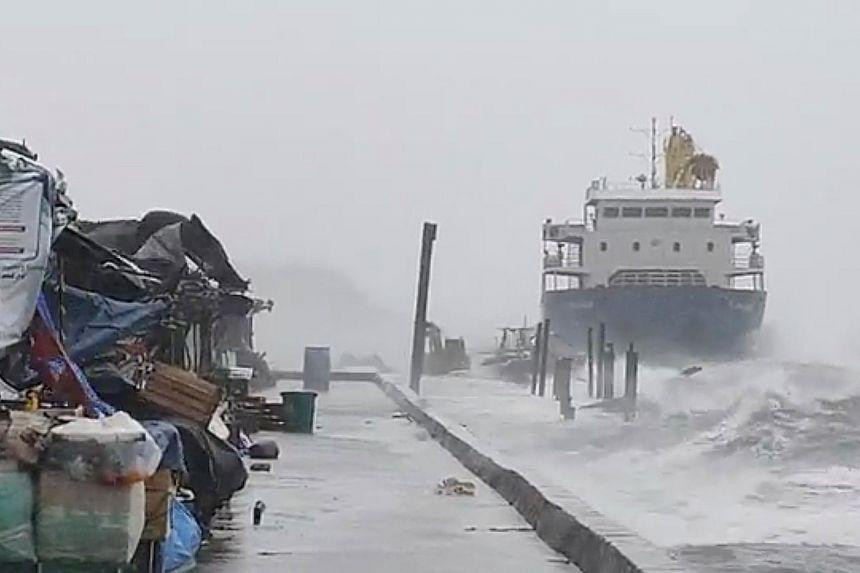 Biển động ở thành phố Catbalogan (Philippines). Ảnh: Reuters