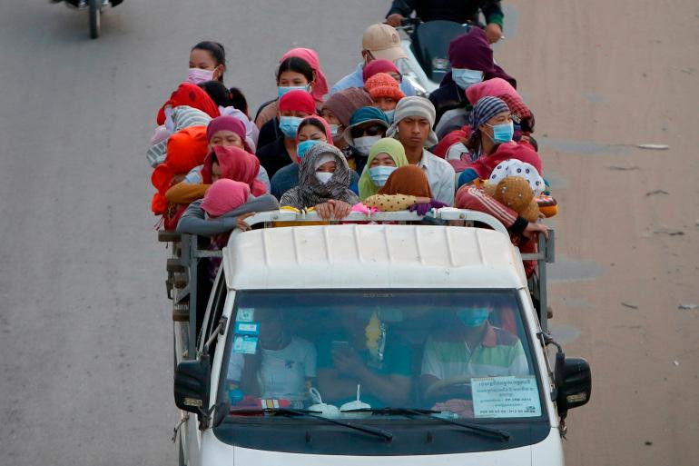 Một bộ phận người dân Campuchia chưa tuân thủ nghiêm ngặt quy địch giữ khoảng cách. Ảnh: EPA