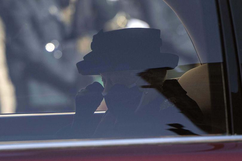 Hình ảnh Nữ hoàng lặng lẽ trong lễ tiễn đưa người chồng gắn bó suốt bảy thập kỉ khiến nhiều người Anh không khỏi đau lòng.