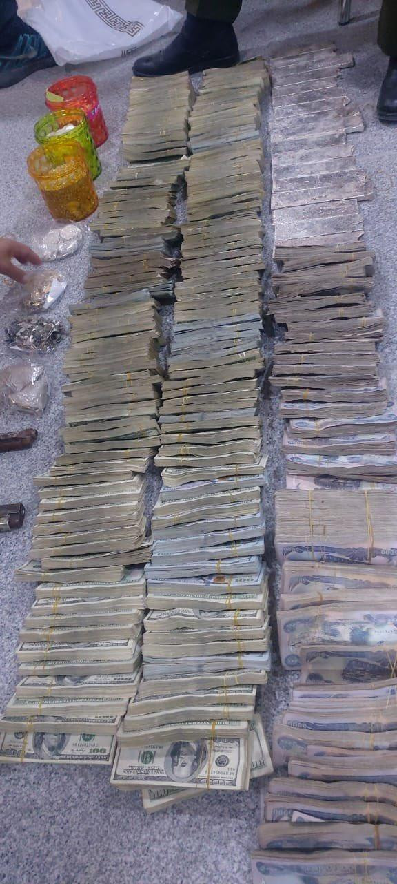 Cận cảnh số tiền mặt được tìm thấy trong hang ổ IS. Ảnh: Twitter