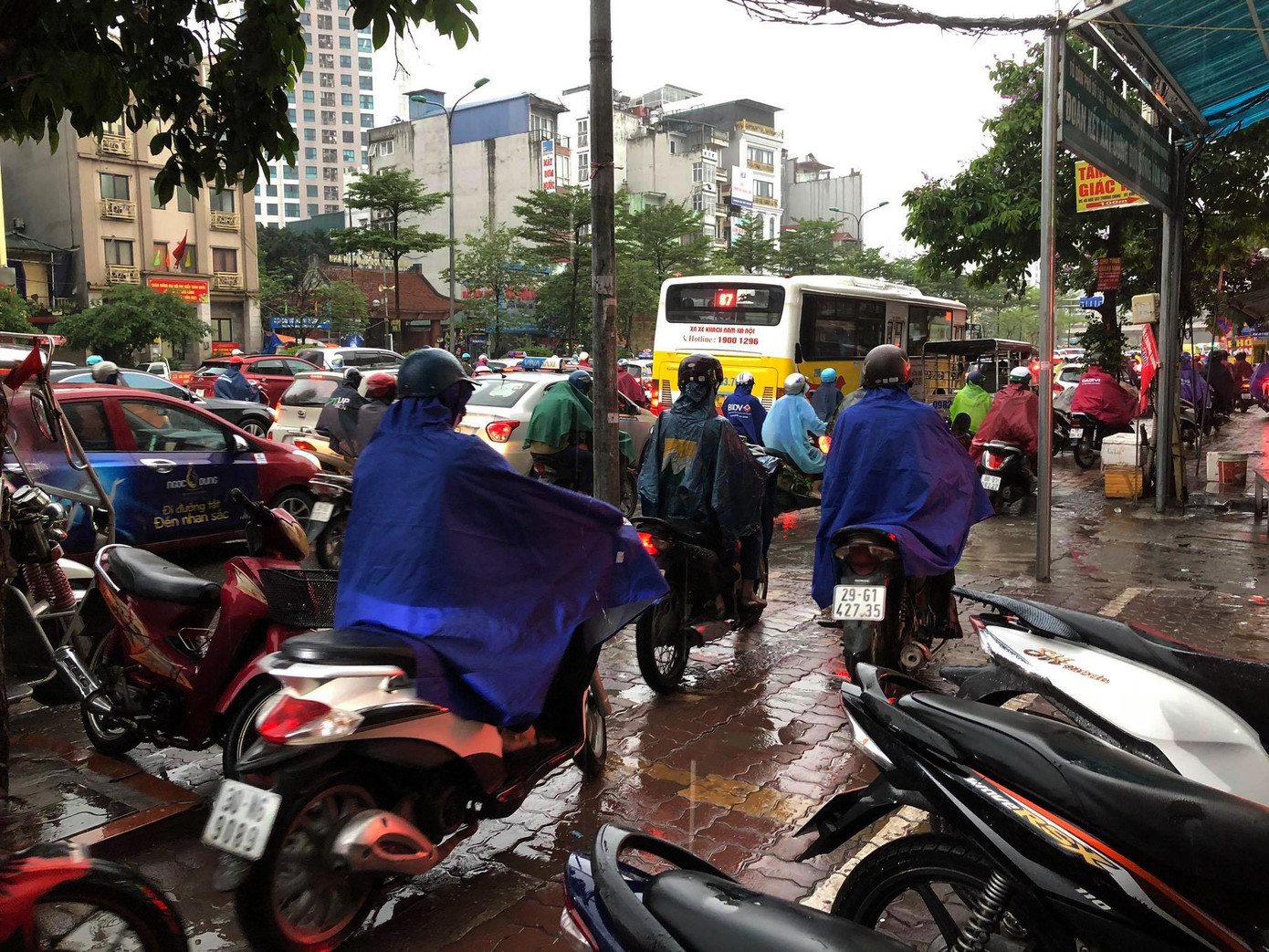 Mưa, cộng trời tối khiến giao thông nhiều tuyến phố ùn tắc, người dân lao xe lên vỉa hè để đi lại. Ảnh: Lê Thúy Mưa, cộng trời tối khiến giao thông nhiều tuyến phố ùn tắc, người dân lao xe lên vỉa hè để đi lại. Ảnh: Lê Thúy