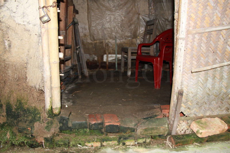 Tồn tại gần hai chục năm, căn nhà đã cũ, hỏng, rêu mốc mọc đầy cửa. Ảnh: Trường Phong