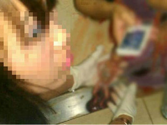 Một phần bức ảnh được cho là nữ sinh phá thai tại nhà gây sốc