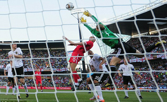 Matt Upson (số 15) đánh đầu chính xác, rút ngắn tỉ số 1 - 2 cho Anh. Ảnh: Getty Images