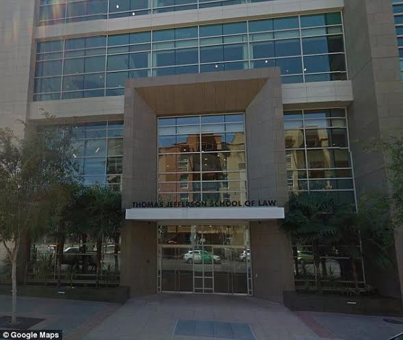 Thất nghiệp gần một thập kỷ, sinh viên kiện lại trường ảnh 1