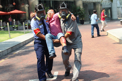 Giải cứu 300 người mắc kẹt trong đám cháy nhà 21 tầng ảnh 5