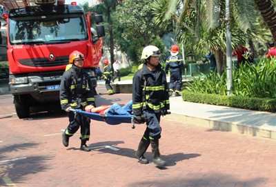 Giải cứu 300 người mắc kẹt trong đám cháy nhà 21 tầng ảnh 6