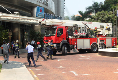 Giải cứu 300 người mắc kẹt trong đám cháy nhà 21 tầng ảnh 3