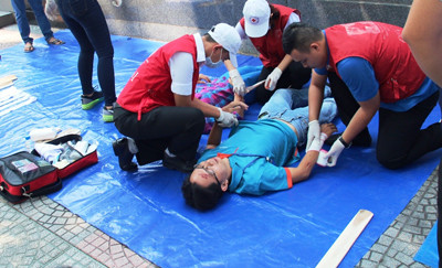 Giải cứu 300 người mắc kẹt trong đám cháy nhà 21 tầng ảnh 8