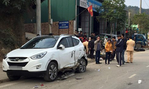 Xe tải chèn nhau, 4 người nhập viện ảnh 2