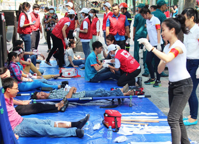 Giải cứu 300 người mắc kẹt trong đám cháy nhà 21 tầng ảnh 7