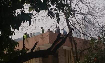 Cháy lớn cung Thiếu nhi Hà Nội, khói đen bốc kín trời ảnh 1