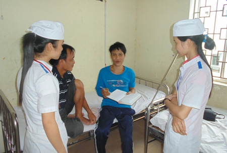 …và khoe hình vẽ với y, bác sĩ