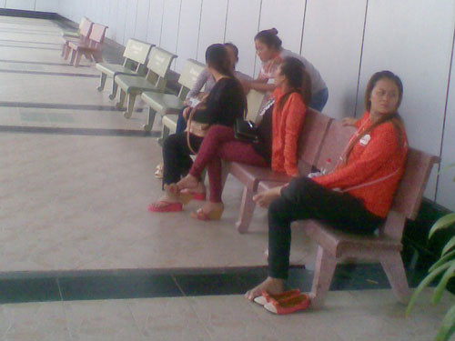 Các con bạc sau khi vượt biên tập trung trước sòng bạc Le Macau. Ảnh: Giang Phương. Các con bạc sau khi vượt biên tập trung trước sòng bạc Le Macau. Ảnh: Giang Phương