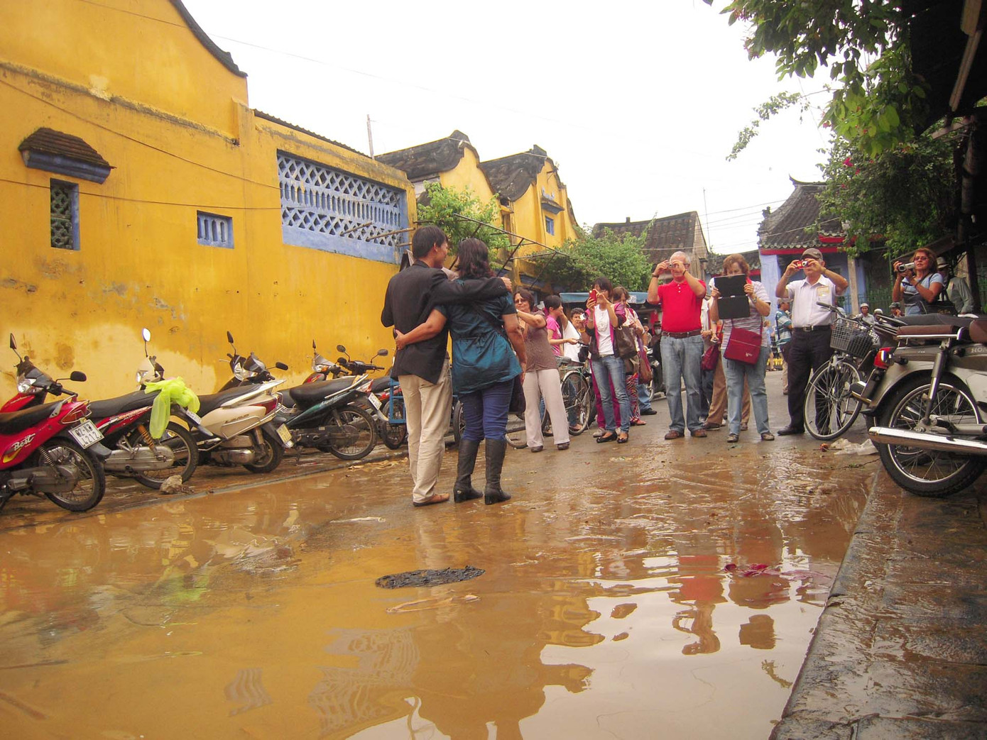 Du khách chụp hình lưu niệm với lũ còn sót lại