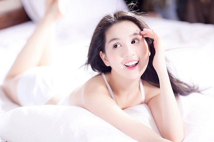 Làn da trắng sứ, gương mặt baby cùng thân hình gợi cảm đã khiến Ngọc Trinh luôn cuốn hút