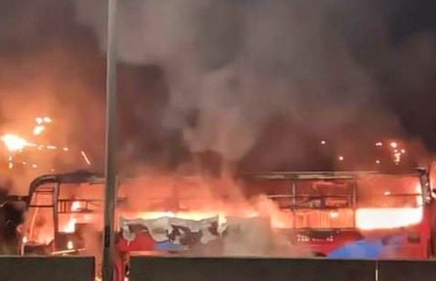 Chiếc xe khách cháy dữ dội. Ảnh: CTV