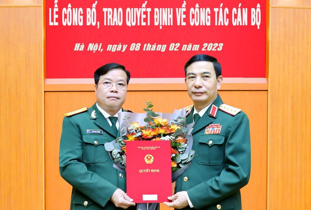 Đại tướng Phan Văn Giang, Ủy viên Bộ Chính trị, Bộ trưởng Bộ Quốc phòng trao Quyết định của Thủ tướng Chính phủ bổ nhiệm Đại tá Ngô Nam Cường giữ chức vụ Phó Tư lệnh Quân khu 4. Ảnh báo Quân khu 4 Đại tướng Phan Văn Giang, Ủy viên Bộ Chính trị, Bộ trưởng Bộ Quốc phòng trao Quyết định của Thủ tướng Chính phủ bổ nhiệm Đại tá Ngô Nam Cường giữ chức vụ Phó Tư lệnh Quân khu 4. Ảnh báo Quân khu 4
