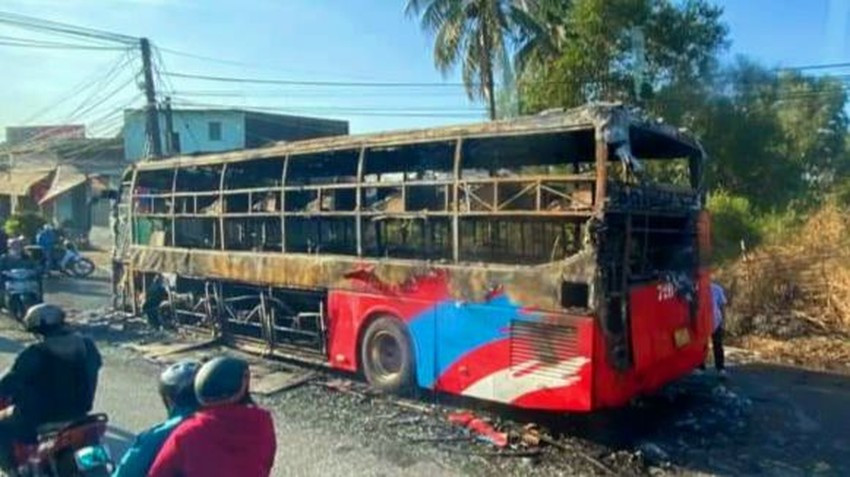 Hiện trường chiếc xe bị cháy sau khi ngọn lửa dập tắt. Ảnh: CTV