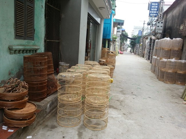 Nghề làm lồng chim đã có từ rất lâu ở làng Vác (Thanh Oai, Hà Nội), mang lại thu nhập cao cho những người thợ. Ảnh: Phương Nhung. Nghề làm lồng chim đã có từ rất lâu ở làng Vác (Thanh Oai, Hà Nội), mang lại thu nhập cao cho những người thợ. Ảnh: Phương Nhung