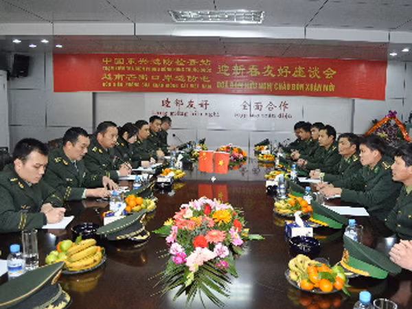 Bộ đội biên phòng Việt Nam - Trung Quốc gặp gỡ trao đổi giữ gìn an ninh vùng biên giới. Ảnh: Chu Phương
