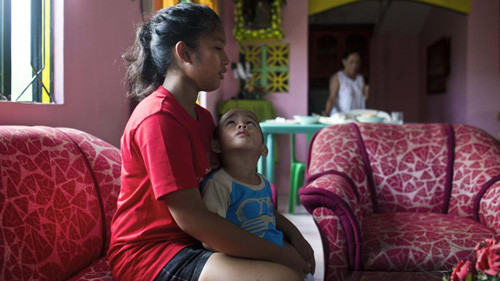 Shylyny và đứa em nhỏ nhất của mình trong ngôi nhà người dì. (Ảnh: AP) . Shylyny và đứa em nhỏ nhất của mình trong ngôi nhà người dì (Ảnh: AP)