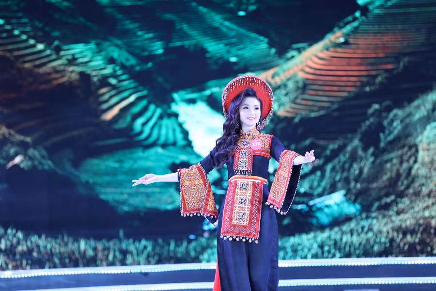 Thí sinh chung kết HHVN 2018 khoe dáng quyến rũ với áo dài ảnh 5