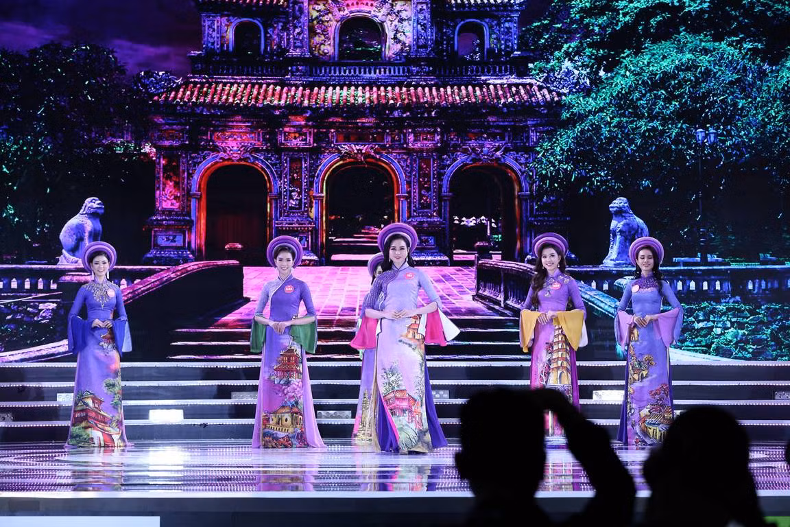 Thí sinh chung kết HHVN 2018 khoe dáng quyến rũ với áo dài ảnh 4