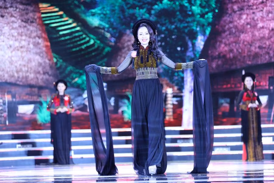 Thí sinh chung kết HHVN 2018 khoe dáng quyến rũ với áo dài ảnh 11