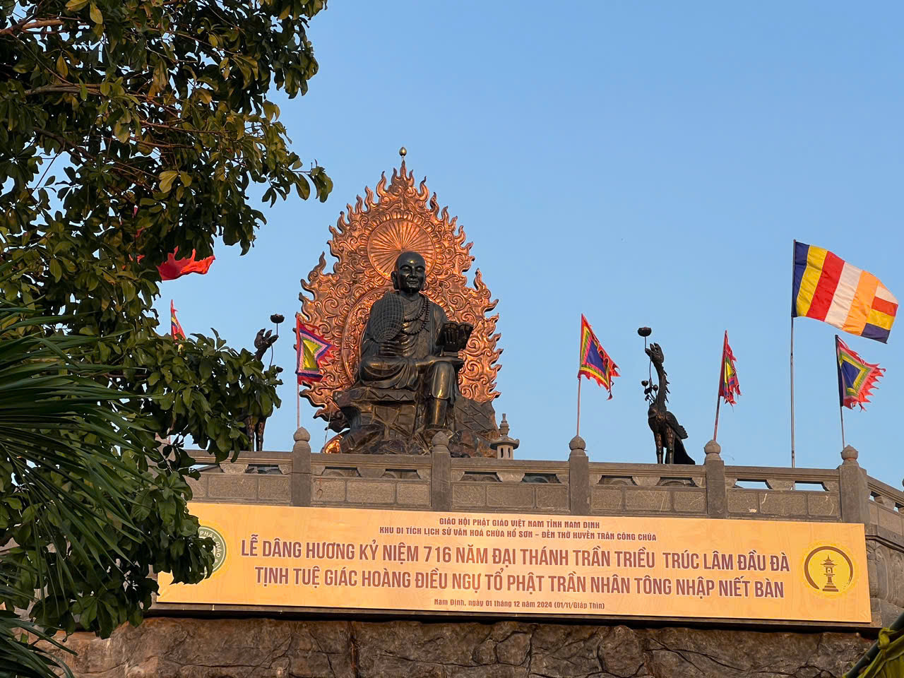 Đoàn đại biểu tham quan và dâng hương tại di tích chùa Hồ Sơn - nơi thờ phụng Huyền Trân công chúa.