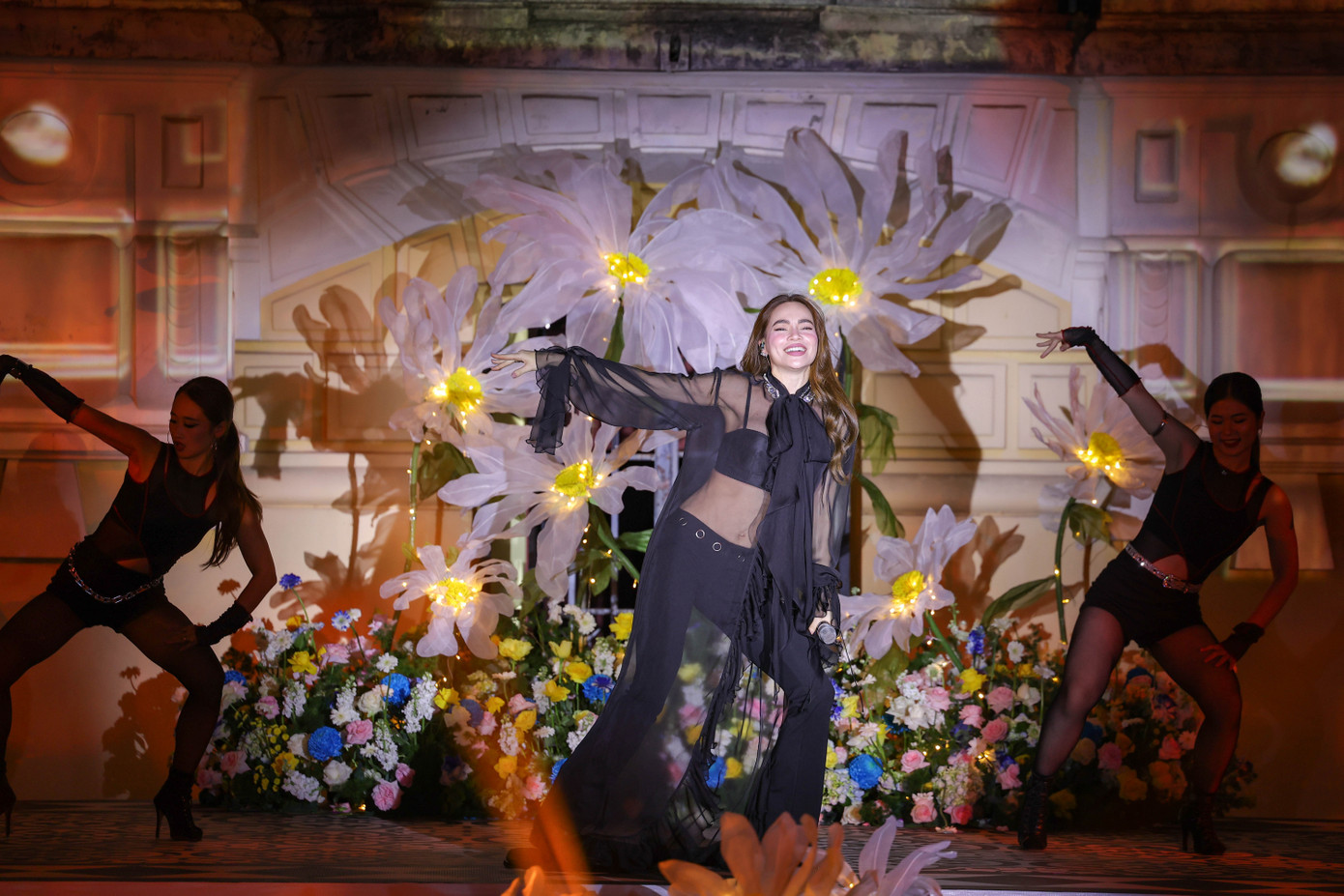 Bên cạnh những ca khúc âm hưởng hoài niệm về Hà Nội, phần trình diễn sôi động ở cuối chương trình tạo ra sự kết nối giữa quá khứ và hiện tại.