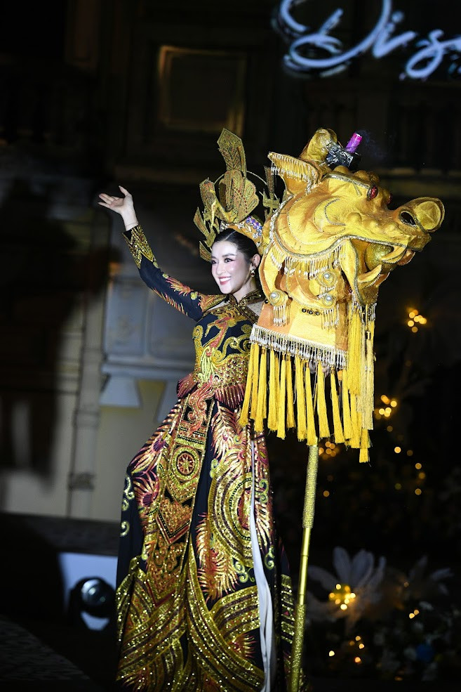 Hoa hậu H'Hen Niê và Á hậu Huyền My trong những thiết kế lấy cảm hứng từ lịch sử. Ảnh: Thiên Hùng.