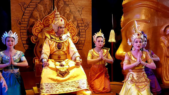 Vở cải lương Ni sư Hương Tràng do NSND Triệu Trung Kiên đạo diễn nhằm "giải oan" cho công chúa Huyền Trân.