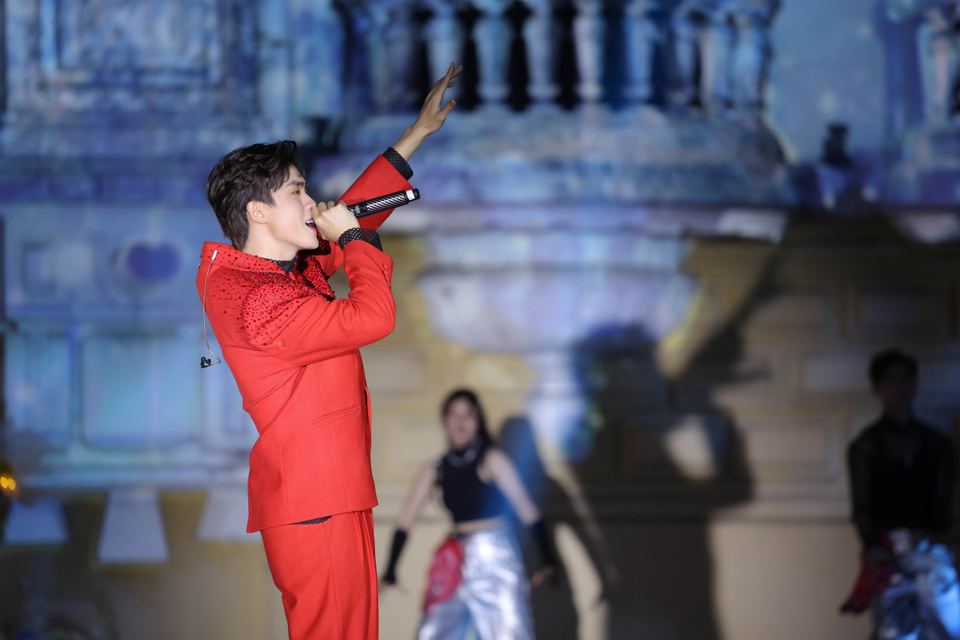 Bên cạnh những ca khúc âm hưởng hoài niệm về Hà Nội, phần trình diễn sôi động ở cuối chương trình tạo ra sự kết nối giữa quá khứ và hiện tại.