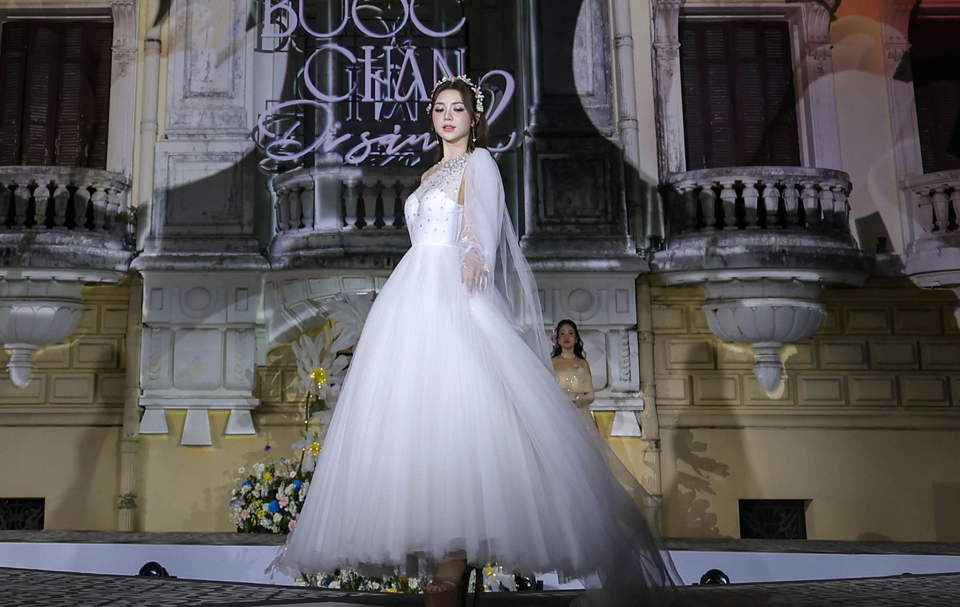 Hồng Diễm, Quỳnh Kool, Vân Hugo xuất hiện trong trang phục mang hơi thở hiện đại.