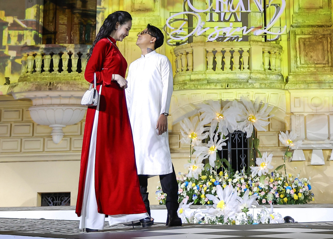 Vợ chồng Tuấn Hưng trong thiết kế gợi nhớ hình ảnh của người Hà Nội thanh lịch, hào hoa. Ảnh: Hòa Nguyễn.