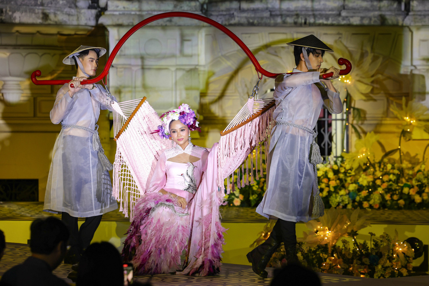 Hoa hậu H'Hen Niê và Á hậu Huyền My trong những thiết kế lấy cảm hứng từ lịch sử. Ảnh: Thiên Hùng.