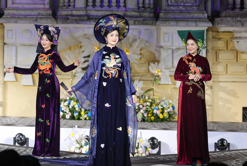 NSND Thu Hà trong thiết kế áo dài Bản giao hưởng lấy cảm hứng từ nhiều họa tiết thêu tay đặc trưng cho từng giai đoạn lịch sử như rồng thời Trần, Nghê thời Lý, phượng thời Nguyễn nhưng không quên thổi hơi thở thời đại bằng những chi tiết cách điệu. Ảnh: Hòa Nguyễn.