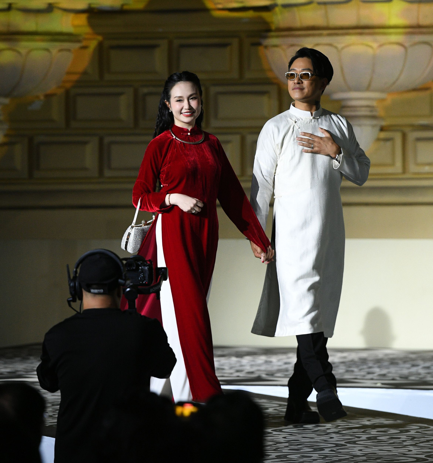 Vợ chồng Tuấn Hưng trong thiết kế gợi nhớ hình ảnh của người Hà Nội thanh lịch, hào hoa. Ảnh: Hòa Nguyễn.