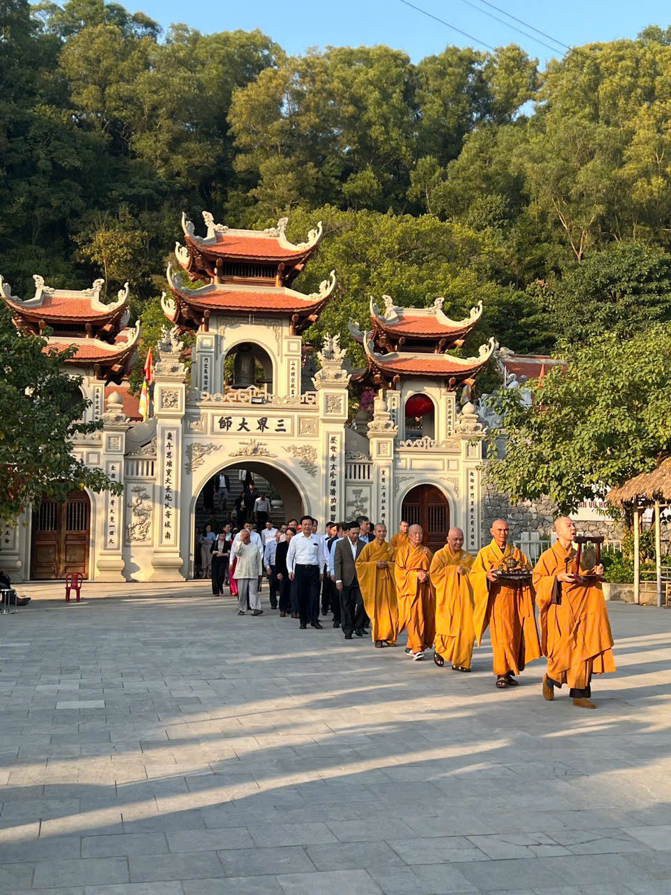 Đoàn đại biểu tham quan và dâng hương tại di tích chùa Hồ Sơn - nơi thờ phụng Huyền Trân công chúa.