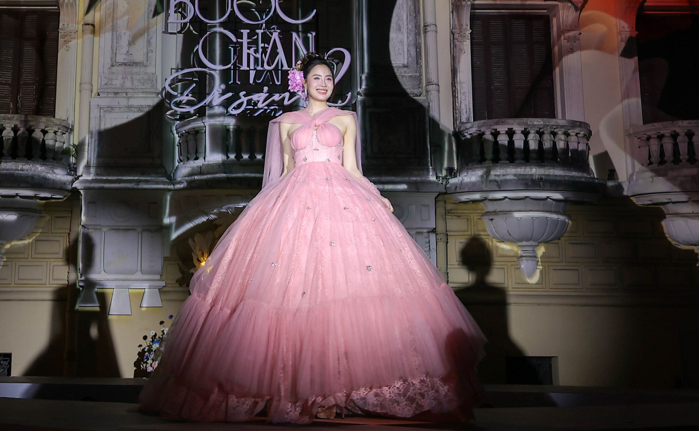 Hồng Diễm, Quỳnh Kool, Vân Hugo xuất hiện trong trang phục mang hơi thở hiện đại.