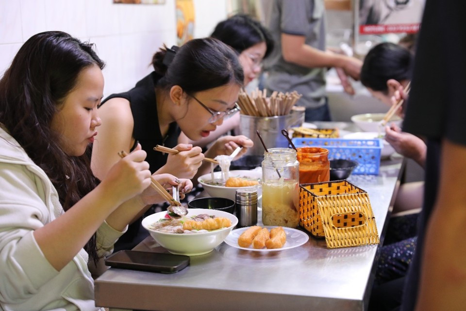 Phở Hà Nội không chỉ là thức quà sáng quen thuộc, còn là nét văn hóa ẩm thực nổi bật của Thủ đô. Phở Hà Nội không chỉ là thức quà sáng quen thuộc, còn là nét văn hóa ẩm thực nổi bật của Thủ đô.