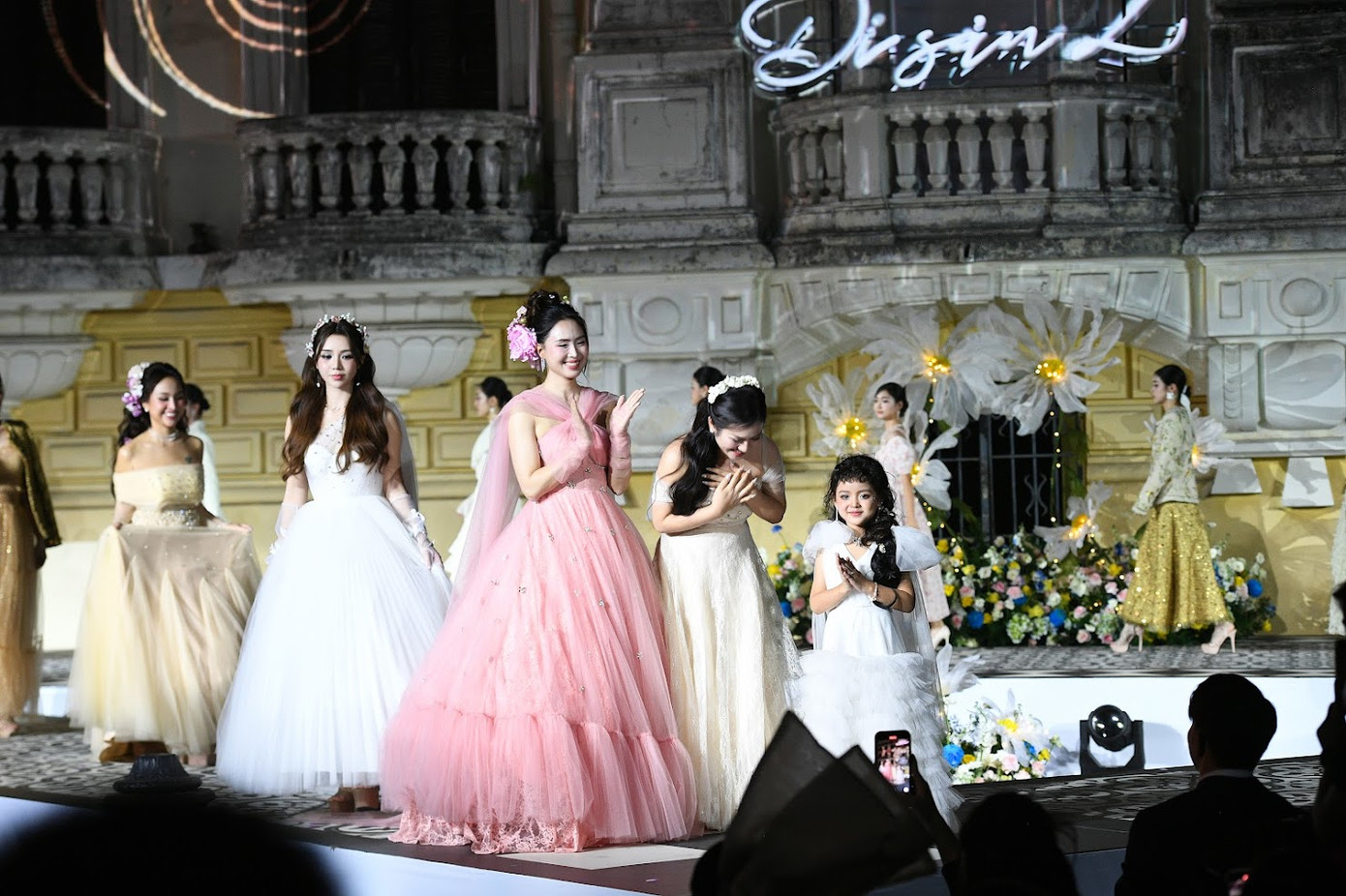 Hồng Diễm, Quỳnh Kool, Vân Hugo xuất hiện trong trang phục mang hơi thở hiện đại.