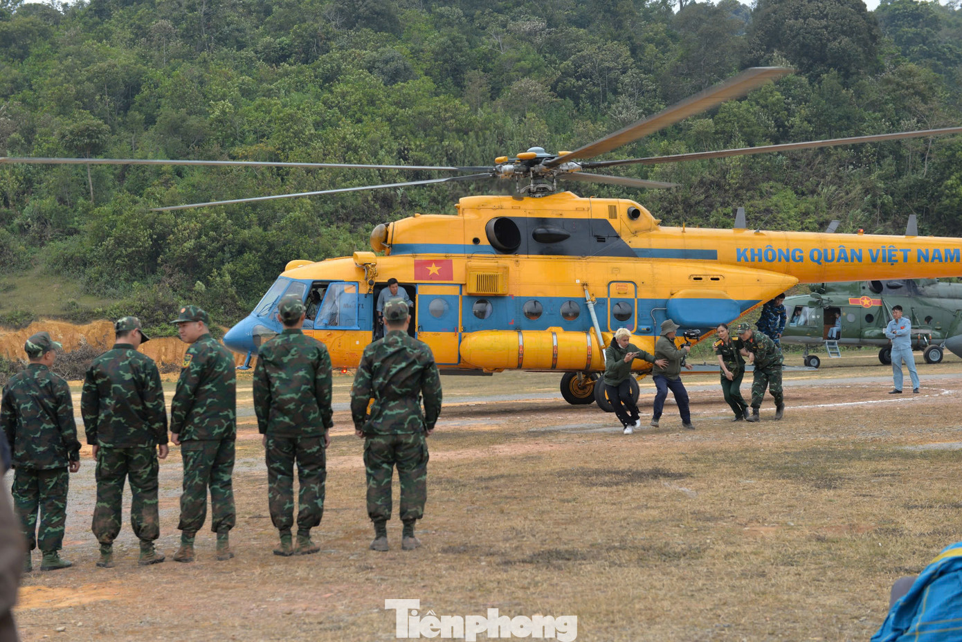 Hai chiếc trực thăng đáp xuống Mộc Châu trong khoảng 40 phút để phục vụ cảnh quay cứu trợ nạn nhân. Đây là một trong những cảnh quay quy mô cần huy động phương tiện chuyên dụng do Quân đội hỗ trợ, tạo hiệu ứng mạnh khi lên màn ảnh.