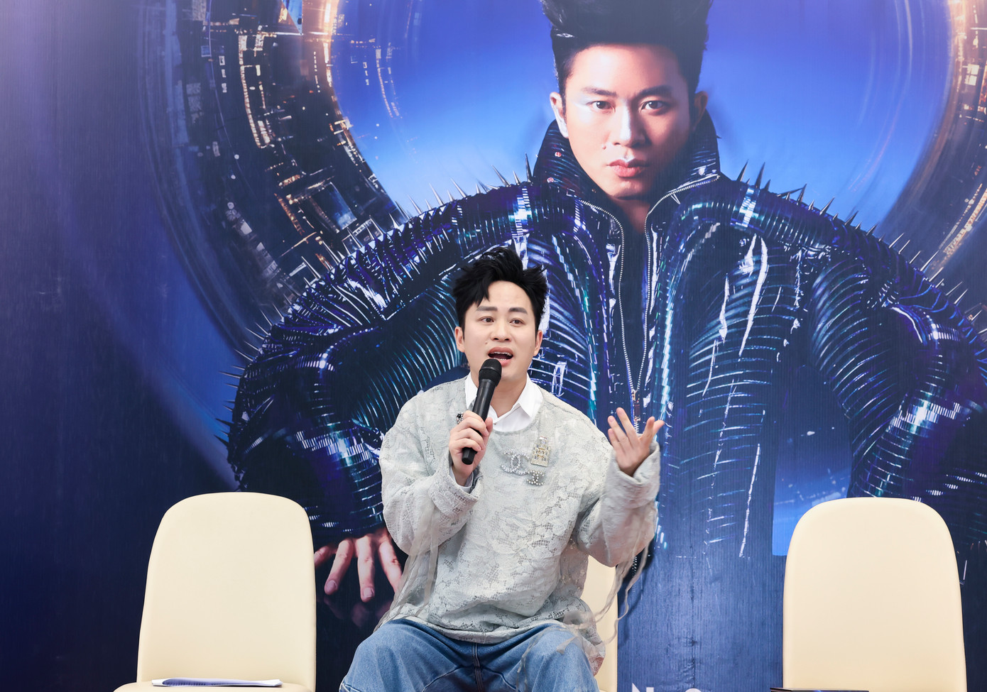 Đa vũ trụ của Tùng Dương gồm 12 bài hát nhiều chiêm nghiệm. Ảnh: Mạnh Nguyễn.