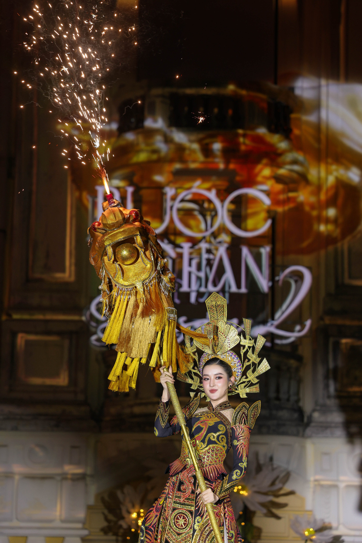 Hoa hậu H'Hen Niê và Á hậu Huyền My trong những thiết kế lấy cảm hứng từ lịch sử. Ảnh: Thiên Hùng.