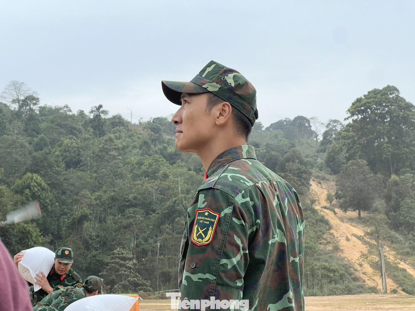 Mạnh Trường xuất hiện rắn rỏi trong tạo hình chiến sĩ dày dặn kinh nghiệm, rũ bỏ hoàn toàn hình ảnh soái ca trước đó trong một số bộ phim đời sống đô thị. Anh thành công thể hiện được sự cương nghị, phong thái và tinh thần của người lính Cụ Hồ. Trước đó, nhà sản xuất hé lộ một số hình ảnh hậu trường cho thấy nhân vật của Mạnh Trường ngâm mình trong mưa, ngập để cứu trợ đồng bào.