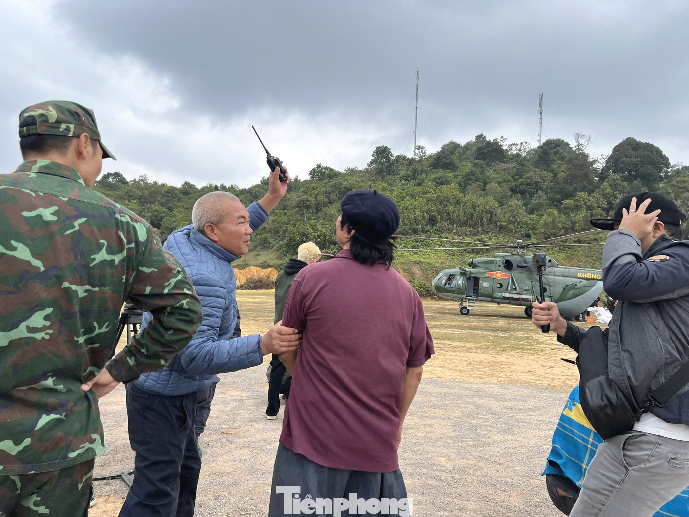 Mạnh Trường xuất hiện rắn rỏi trong tạo hình chiến sĩ dày dặn kinh nghiệm, rũ bỏ hoàn toàn hình ảnh soái ca trước đó trong một số bộ phim đời sống đô thị. Anh thành công thể hiện được sự cương nghị, phong thái và tinh thần của người lính Cụ Hồ. Trước đó, nhà sản xuất hé lộ một số hình ảnh hậu trường cho thấy nhân vật của Mạnh Trường ngâm mình trong mưa, ngập để cứu trợ đồng bào.